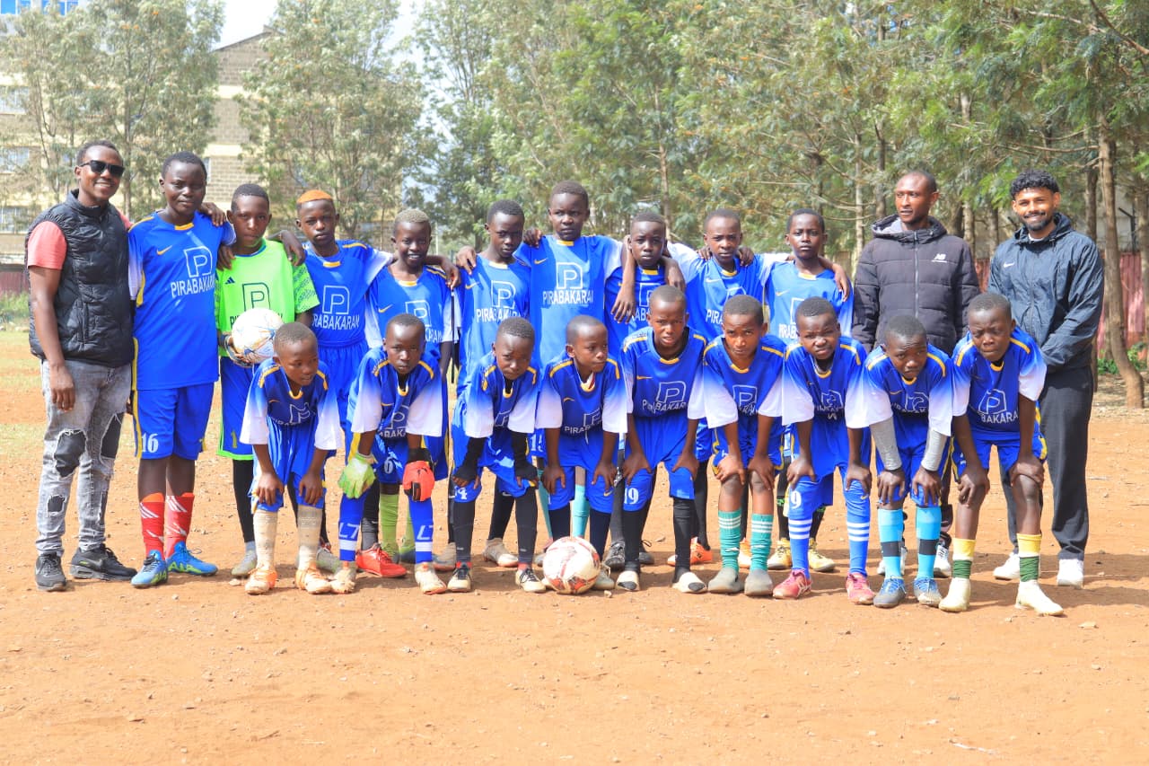 Mannschaftsfoto der jungen Spielerinnen und Spieler in Pirabakaran-Trikots mit Trainern in Kenia