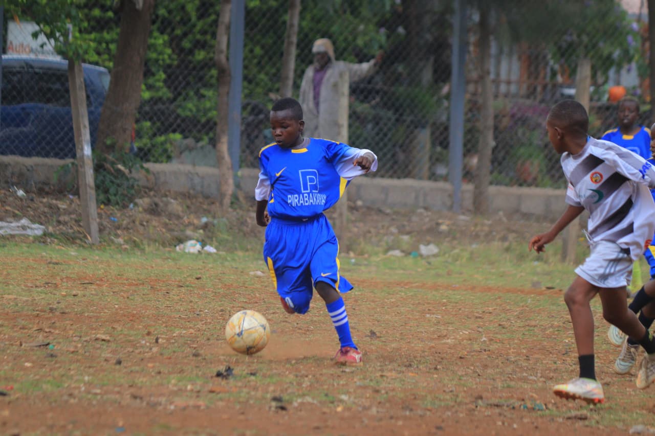 Spieler im blauen Pirabakaran-Trikot im Spiel mit dem Ball