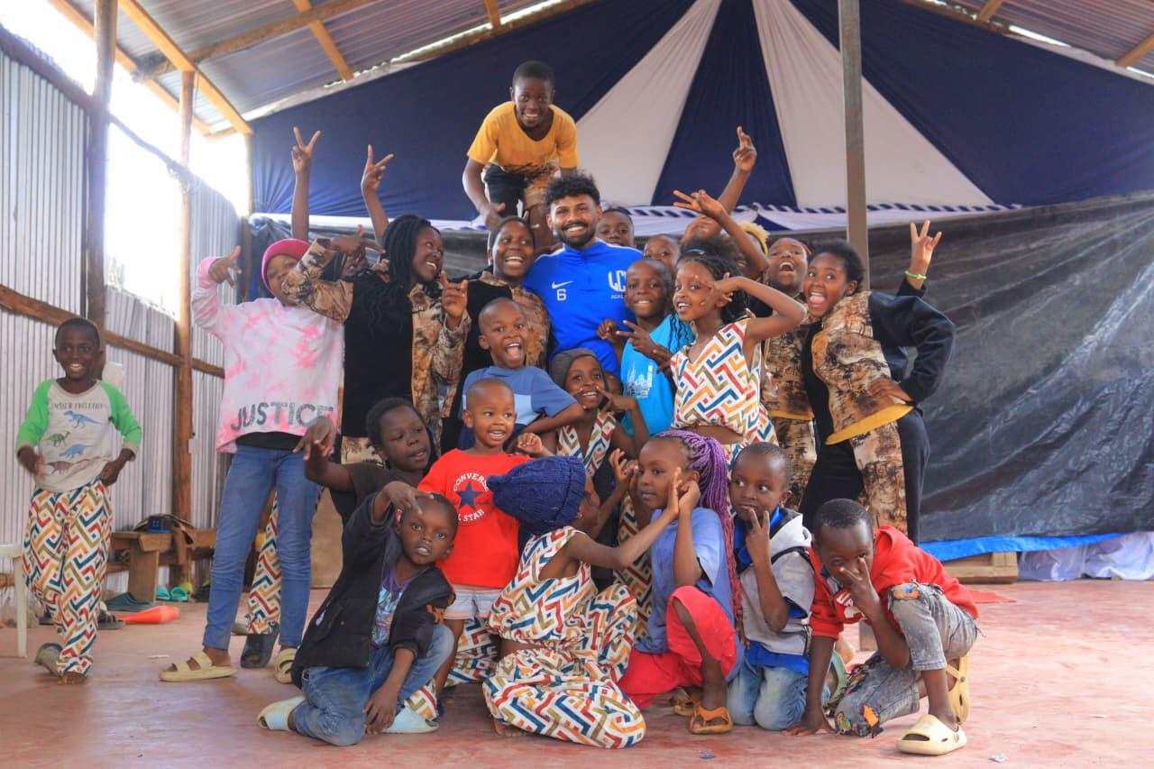 Sarujan mit Kindern aus dem Projekt in Kenia